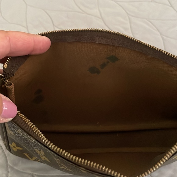 Authentic Louis Vuitton Pochette
bag is in excellent preowned condition - Picture 4 of 7